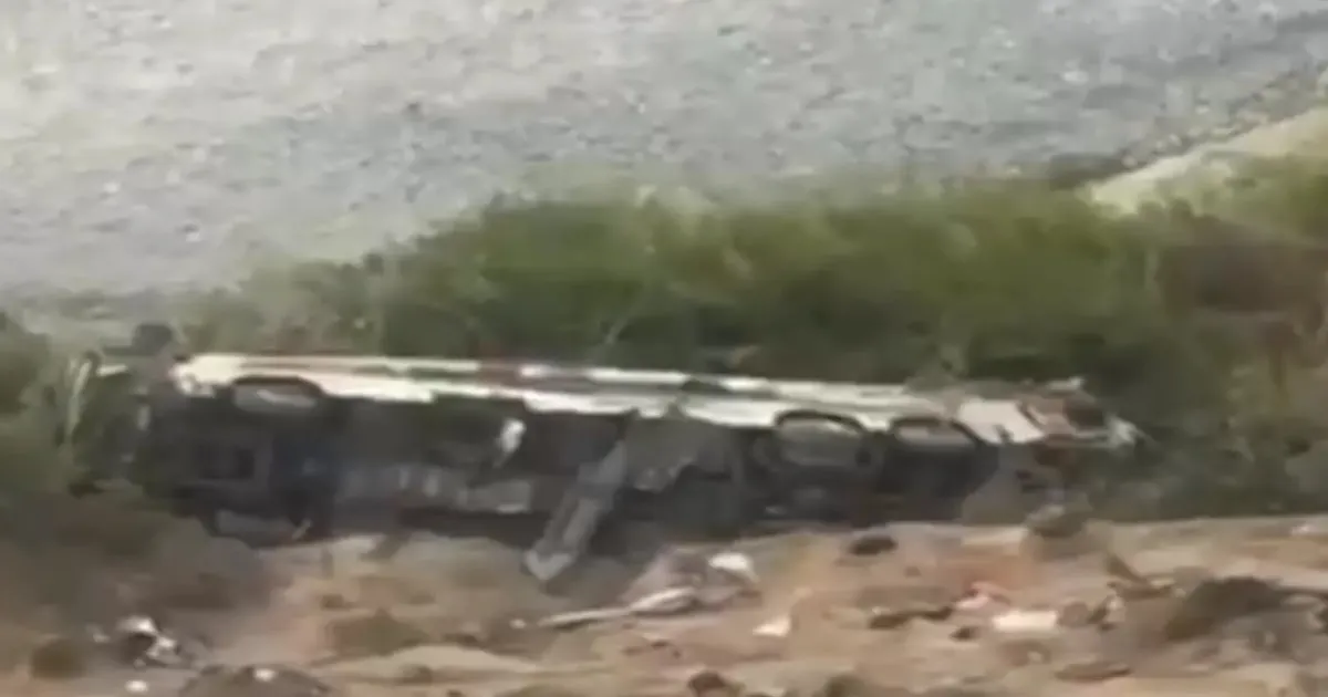 அதிகாலையிலேயே பேரதிர்ச்சி... 650 அடி பள்ளத்தில் கவிழ்ந்த பேருந்து... 37 பேர் பலி...!