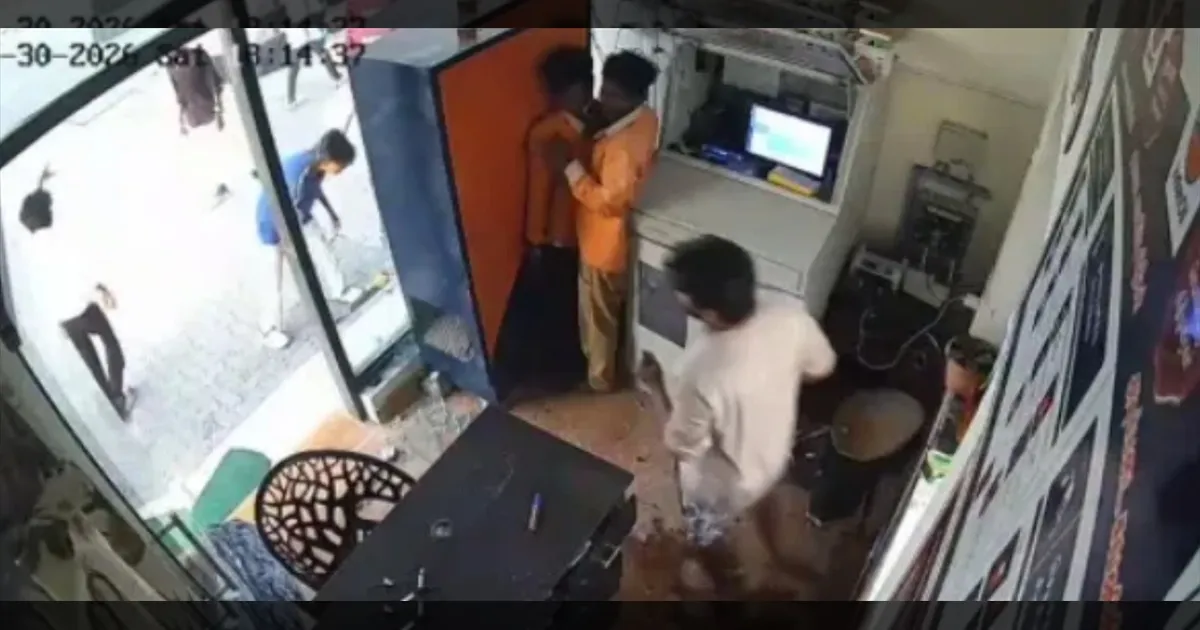பெட்ரோல் பங்கை சுறையாடிய போதை ஆசாமிகள்! எரிபொருள் நிரப்பும் இடத்தில் சிறுநீர் கழித்ததை தட்டிக்கேட்டதால் ஆத்திரம்!