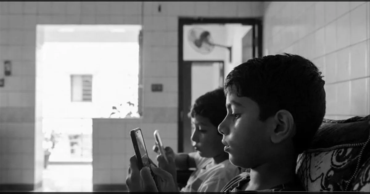 பள்ளி மாணவர்களுக்கு மொபைல் போன் எதுக்கு?! கர்நாடகாவில் கட்டுப்பாடு வரைவு கொள்கை வெளியீடு!