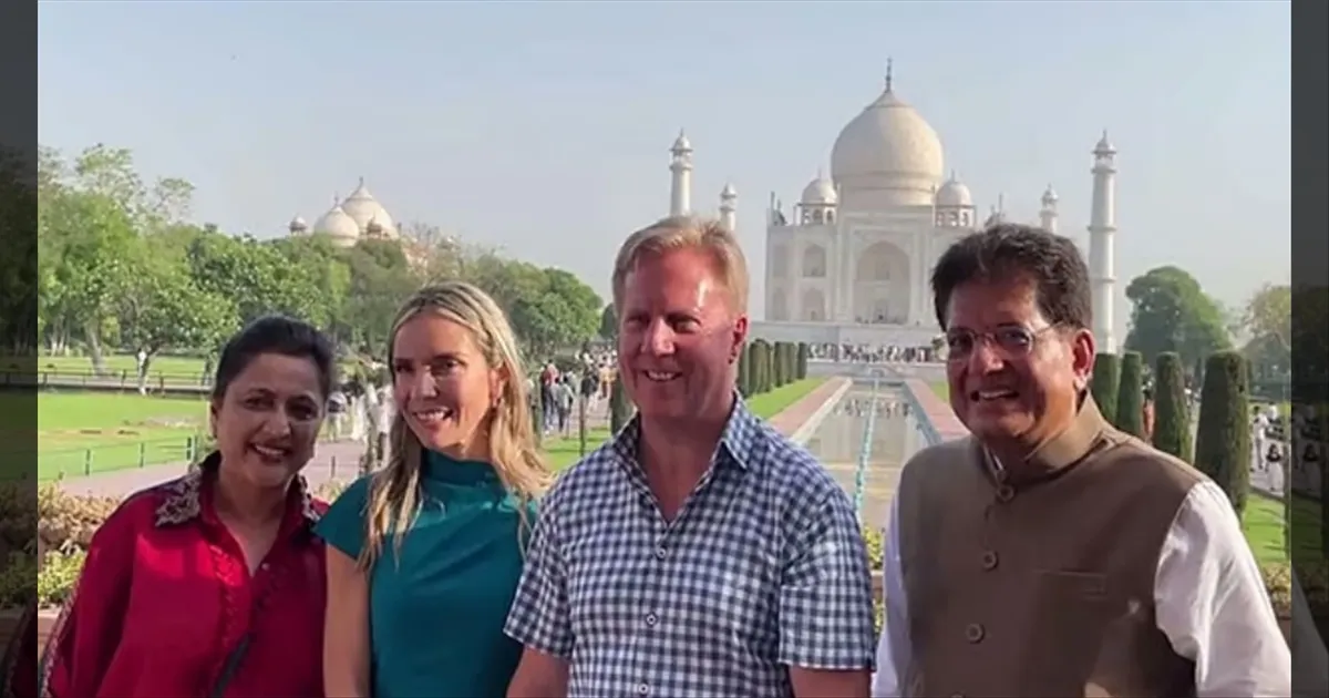 மனைவியுடன் தாஜ்மஹாலை சுற்றிப்பார்த்த நியூசிலாந்து அமைச்சர்! சுற்றிக் காமித்தார் பியூஸ் கோயல்!