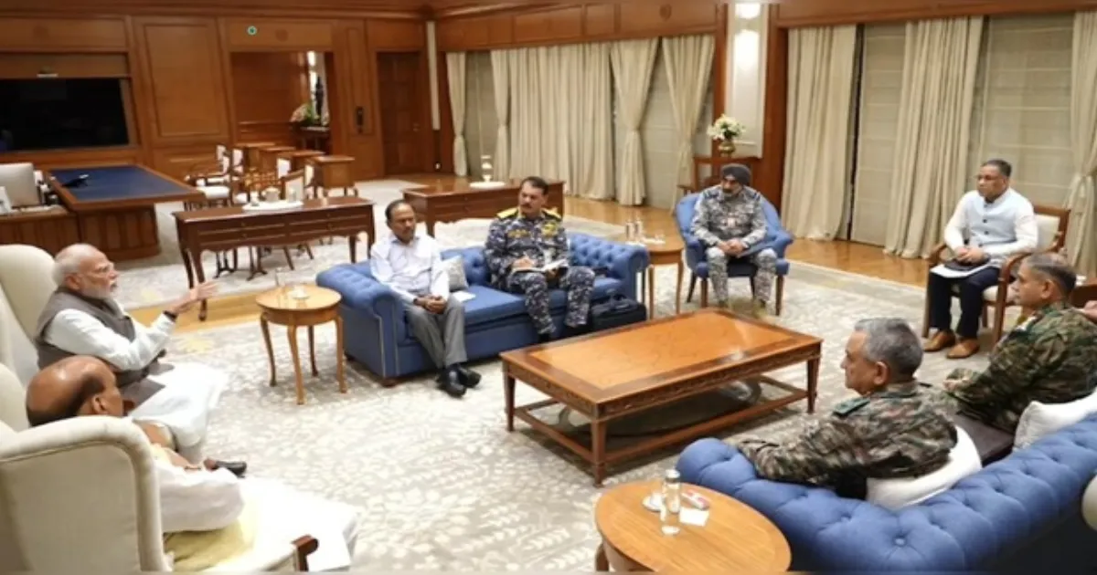 ராஜ்நாத் சிங் - முப்படை தளபதிகளோடு பிரதமர் மோடி ஆலோசனை.. இன்று இரவு நடக்கபோவது என்ன?