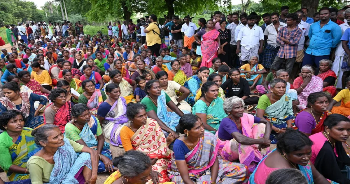 மதுரை விமான நிலைய நில கையகப்படுத்துதலுக்கு கிராம மக்கள் கடும் எதிர்ப்பு: சின்ன உடைப்பு கிராமத்தில் மரத்தின் மீதேறி போராட்டம்!