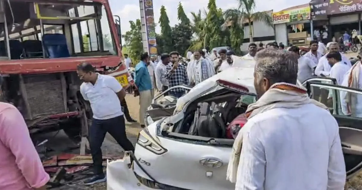 பேருந்து மீது அதிவேகமாக மோதிய கார்... ஒரே குடும்பத்தைச் சேர்ந்த 5 பேர் துடிதுடித்து பலி...!