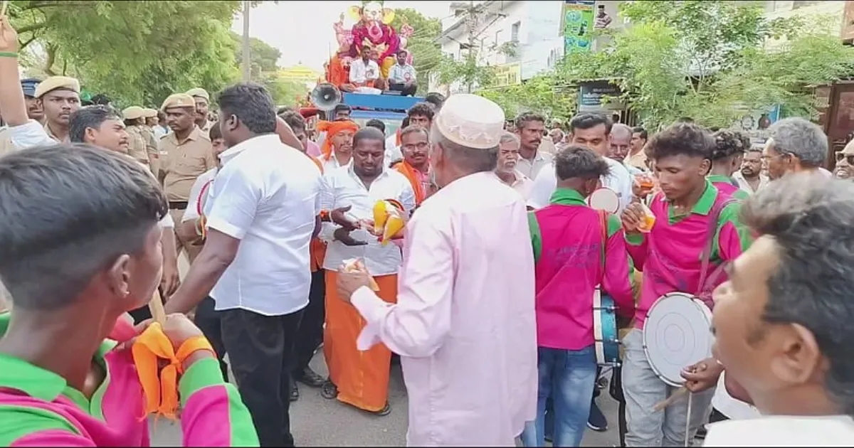 “இதுதாங்க நம்ப தமிழ்நாடு” - விநாயகர் சதுர்த்தி ஊர்வலத்தில் பங்கேற்ற இந்துக்களுக்கு உணவு வழங்கிய இஸ்லாமியர்கள்...!