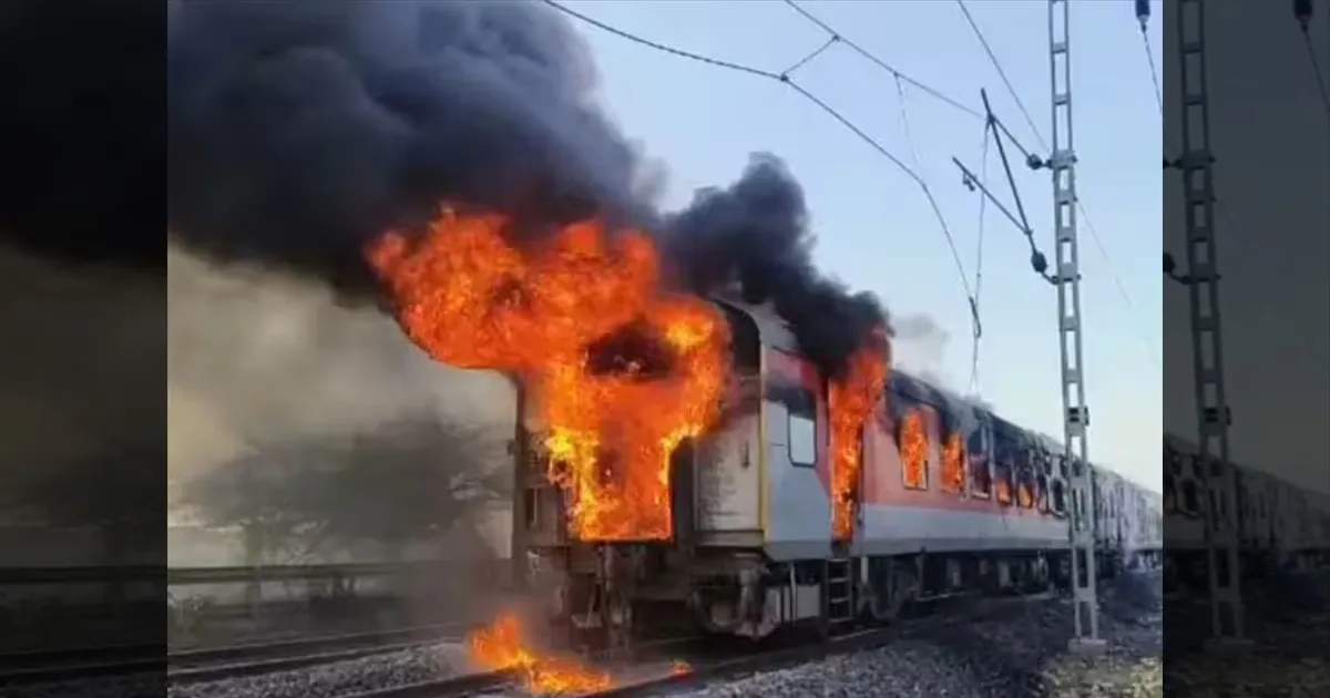 ராஜ்தானி எக்ஸ்பிரஸ் ரயிலில் திடீர் தீ!!  கொழுந்து விட்டெறிந்த ஜூவாலையால் அதிர்ச்சி! பயணிகள் திக்! திக்!