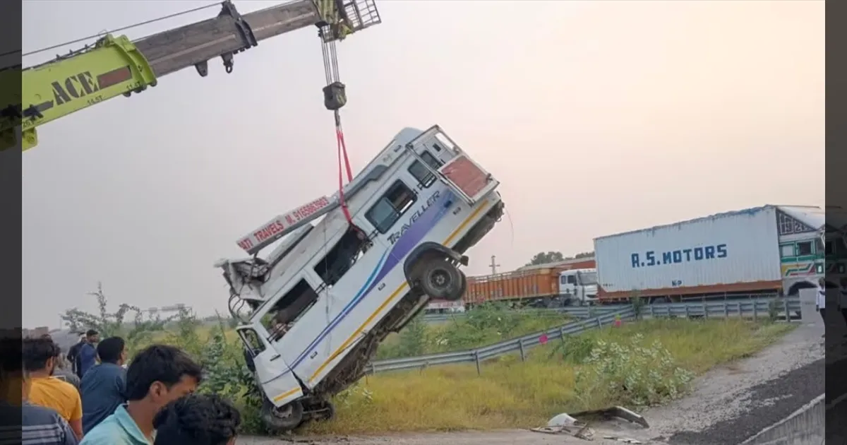 ராஜஸ்தானில் நள்ளிரவில் கோர விபத்து! தடுப்புகளை உடைத்து பள்ளத்தில் கவிழ்ந்த டிராவலர்! 5 பெண்கள் உட்பட 8 பேர் பலி!