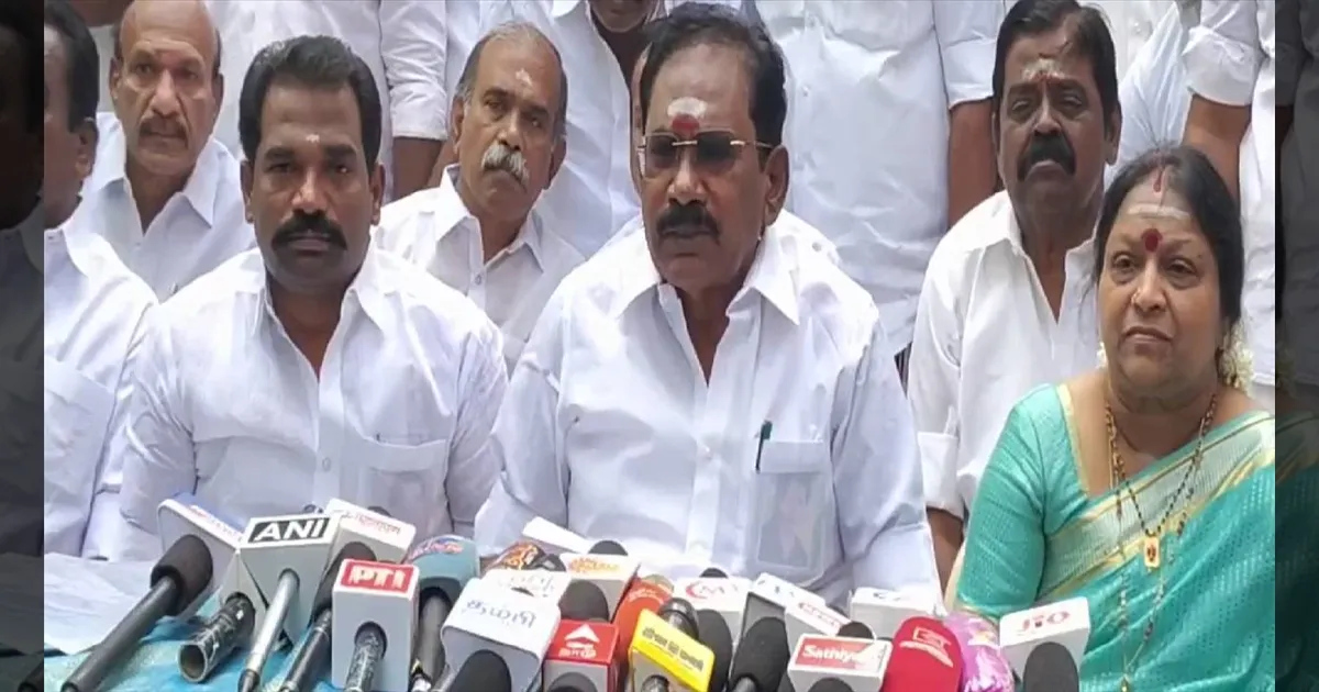 சுடுகாட்டில் வடிவேலு புலம்புவது போல முதல்வர் புலம்புகிறார்: மதுரையில் செல்லூர் ராஜு கிண்டல்!