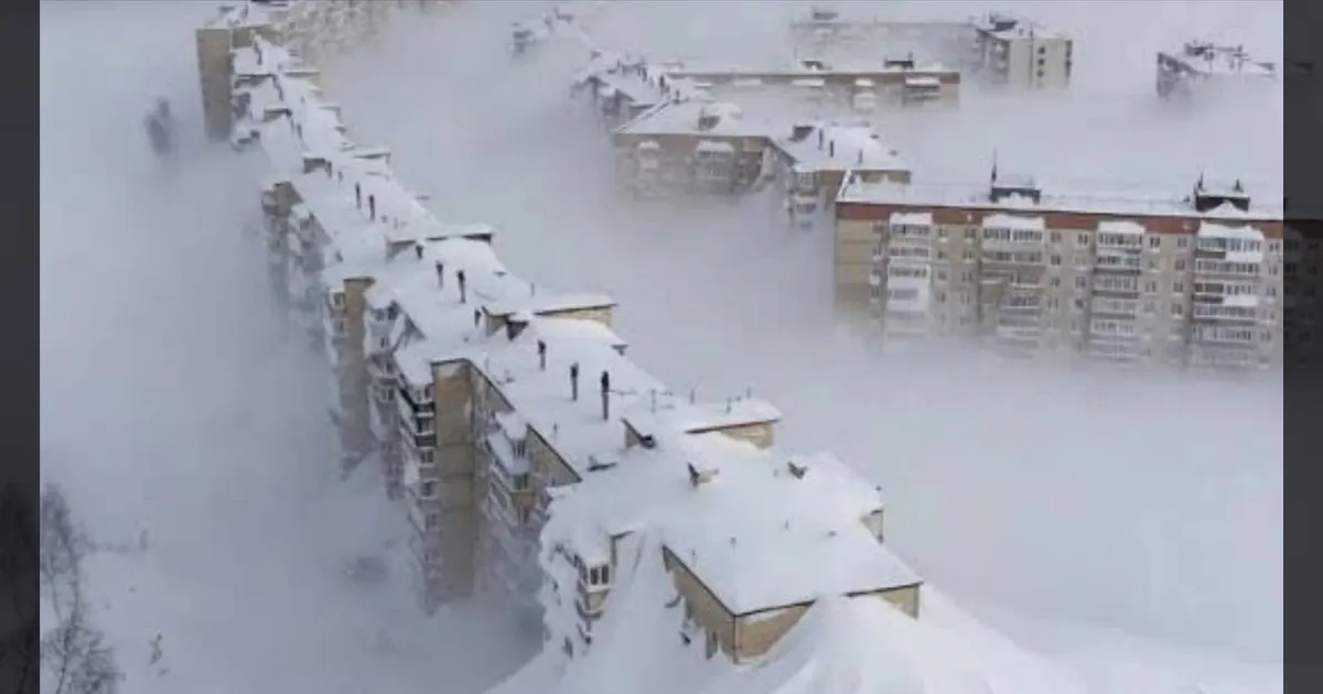 16 அடிக்கு கொட்டிய பனி! மூழ்கிய நகரம்!! ரஷ்யாவில் 60 ஆண்டுகளில் இல்லாத வானிலை!!