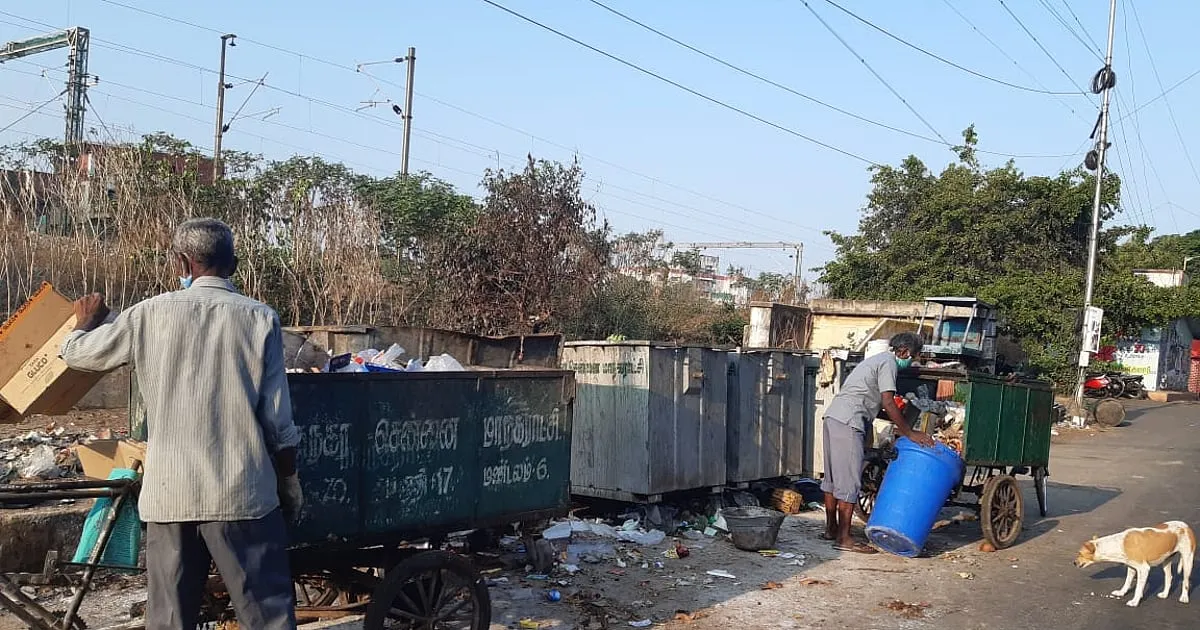 இதுதாங்க தங்க மனசு...!! - குப்பைத் தொட்டியில் அழுக்கு தலையணைக்குள் கொத்து கொத்தாய் கிடந்த தங்க நகைகள்... உடனே தூய்மை பணியாளர் செய்த காரியம்...!
