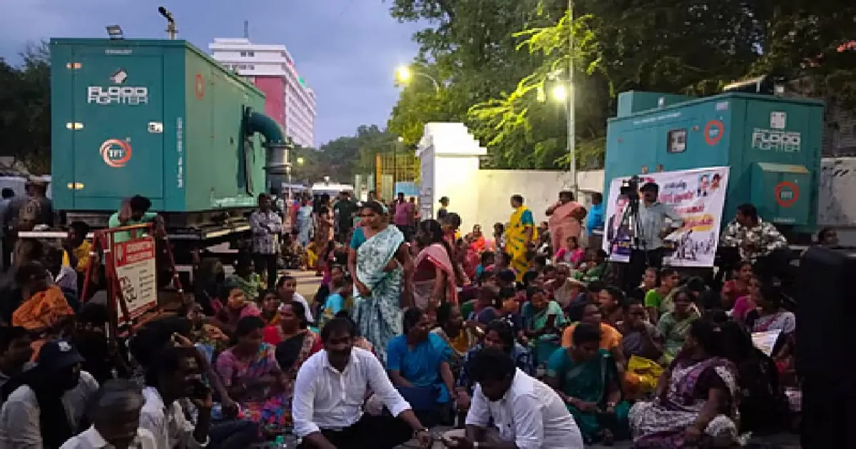 8-வது நாளாக தொடரும் போராட்டம்! ரிப்பன் மாளிகை முன்பு தூய்மை பணியாளர்கள் விசில் அடித்து ஆர்ப்பாட்டம்!