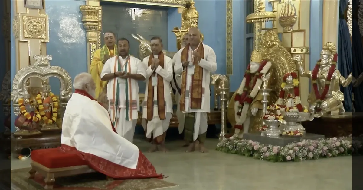 புட்டபர்த்தியில் பிரதமர் மோடி..!! ஸ்ரீ சத்ய சாய்பாபா ஸ்தலத்தில் சாமி தரிசனம்..!!