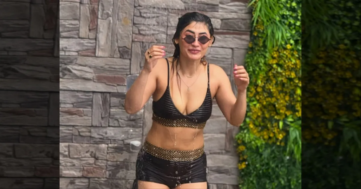 cinema-vijay-tv-sunita-swimsuit-photo-goes-viral-tamilc