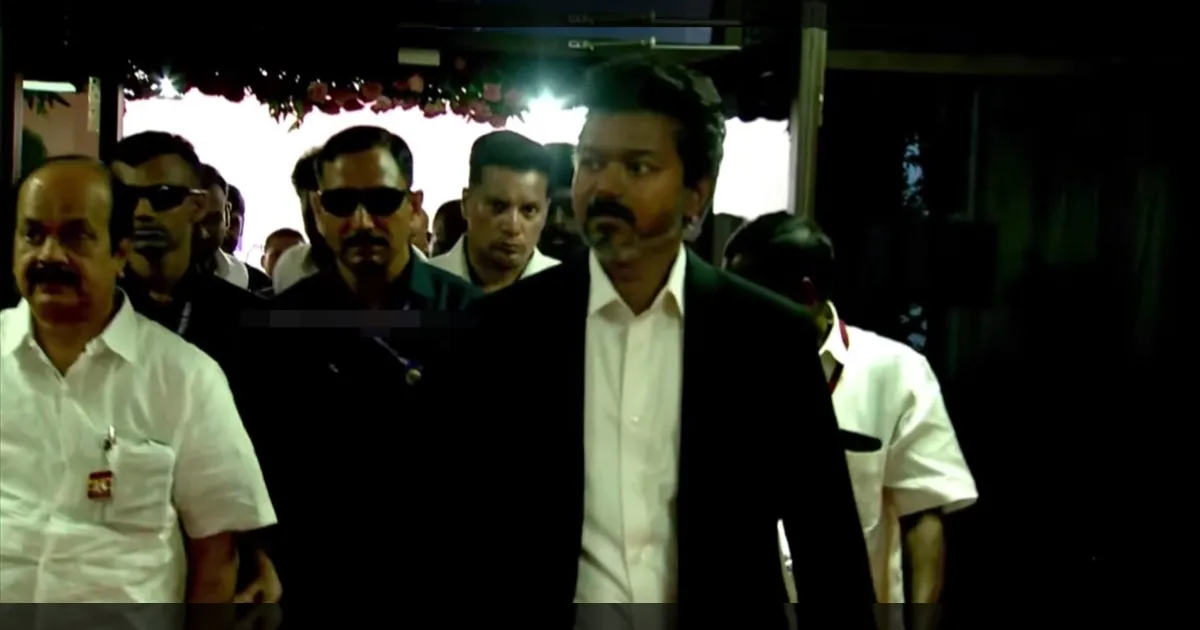 கோட் சூட்டில்.. அரங்கத்திற்குள் மாஸ் என்ட்ரி கொடுத்த விஜய்..!! ஒலிக்கப்போகும் அந்த வார்த்தை..!!