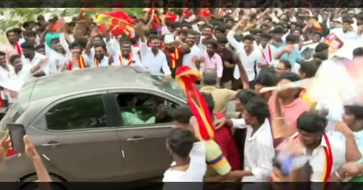 TVK...TVK... காற்றில் பறந்த விஜயின் அட்வைஸ்.. சொல் பேச்சை கேட்காமல் ரசிகர்கள் அலப்பறை..!