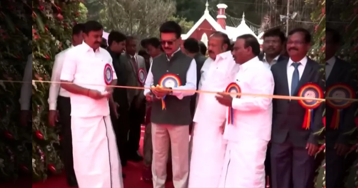 ஊட்டி மலர் கண்காட்சியை திறந்து வைத்தார் முதல்வர் ஸ்டாலின்... வழியெங்கும் மக்கள் உற்சாக வரவேற்பு.