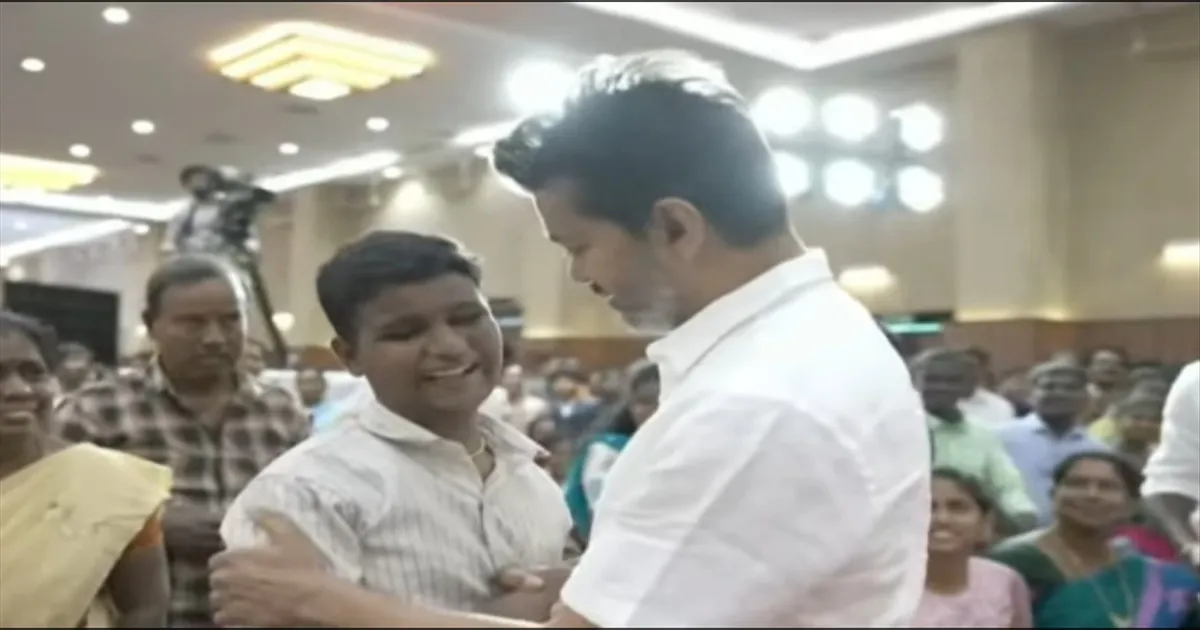 லவ் யூ அண்ணா..! அரங்கம் அதிர விருது வழங்கும் நிகழ்ச்சியில் விஜய்.. மாணவர்கள் உற்சாகம்!!