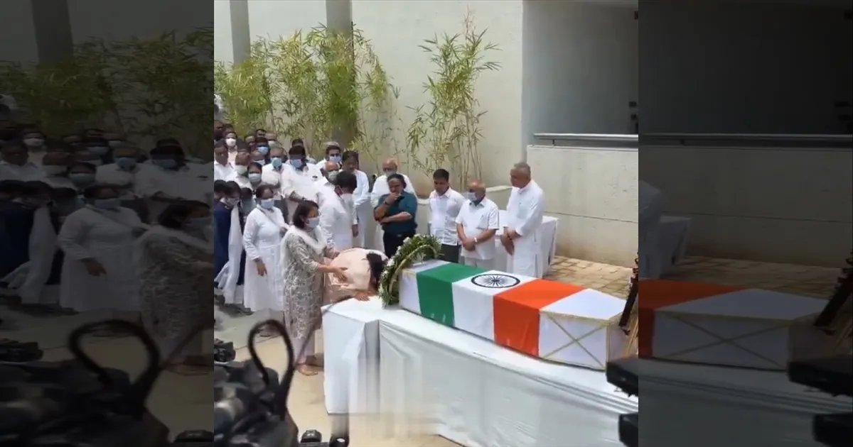அரசு மரியாதையுடன் விஜய் ரூபானி உடல் தகனம்.. கண்ணீர் மல்க பிரியா விடைக்கொடுத்த உறவினர்கள்!