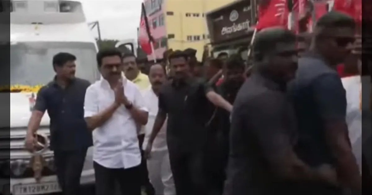 வேலூரில் முதல்வர் ஸ்டாலின் ரோடு ஷோ... வழி நெடுகிலும் மக்கள் பூக்களை தூவி உற்சாகம்