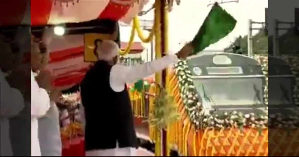 பெங்களூருவில் வந்தே பாரத், ஓட்டுனரில்லா ரயில் சேவைகள்... கொடியசைத்து தொடங்கி வைத்த பிரதமர் மோடி...
