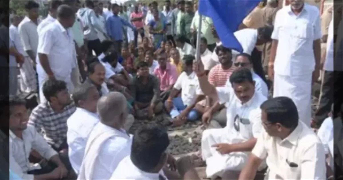 #BREAKING: மீனவர்கள் என்ன கிள்ளு கீரையா? இலங்கை கடற்படையை கண்டித்து ரயில் மறியல் போராட்டம்.. தண்டவாளத்தில் அமர்ந்து முழக்கம்..!