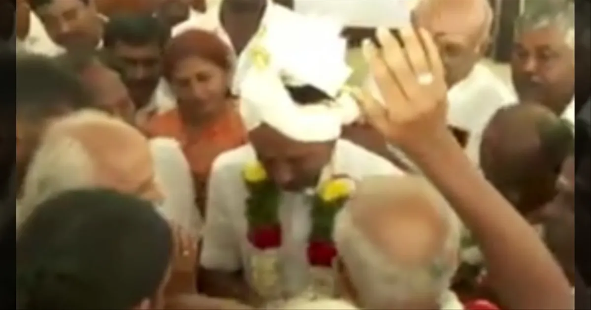 ஆஹா! இது நம்ப லிஸ்ட்லயே இல்லயே... செங்கோட்டையனுக்கு பரிவட்டம் கட்டி குஷியை வெளிப்படுத்திய OPS ஆதரவாளர்கள்