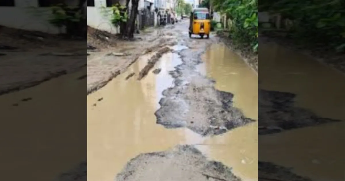 தேங்கிய மழை நீர்... சாக்கடை குழிக்குள் விழுந்த குழந்தை... பதற வைக்கும் சிசிடிவி காட்சி...!