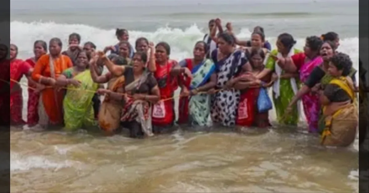 வலுக்கும் கோரிக்கை... கடலில் இறங்கி போராடிய தூய்மை பணியாளர்கள் மீது பாய்ந்த வழக்கு... போலீஸ் அதிரடி ..!