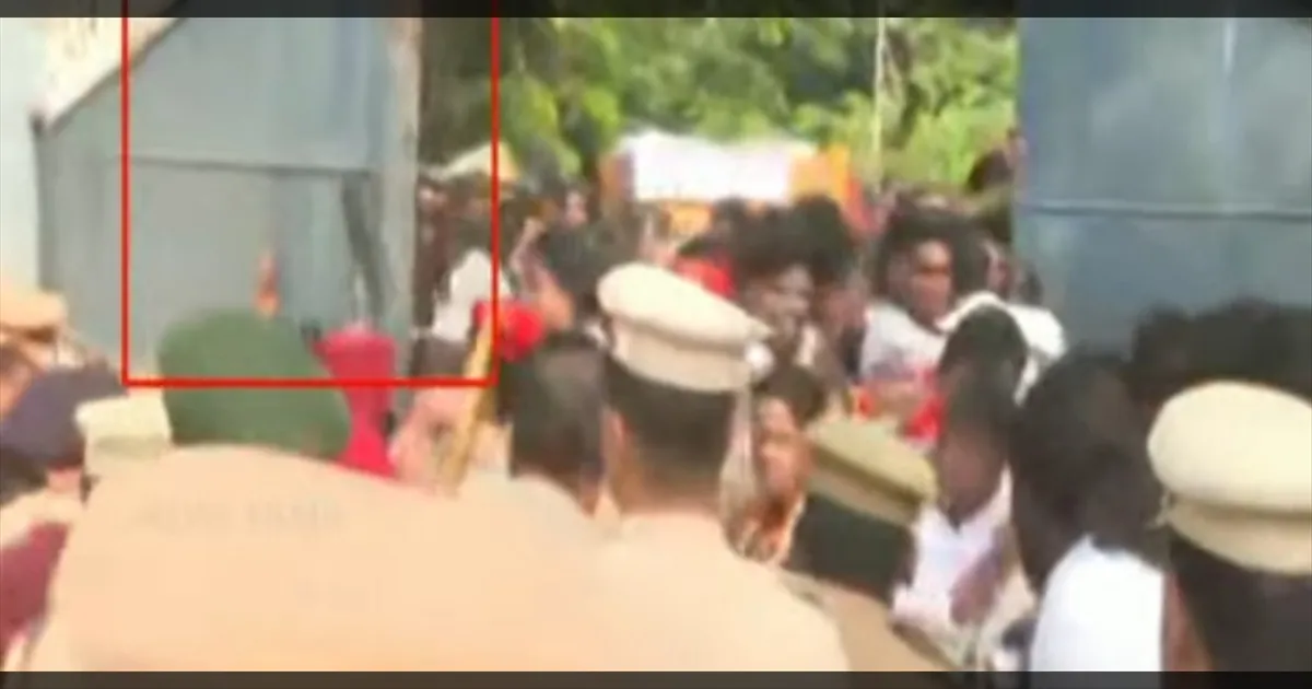 முண்டியடிக்கும் தவெக தொண்டர்கள்... போலீசார் தடியடி..! பதற்றம்..!