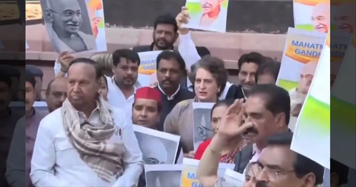 பூதாகரமாக வெடித்த 100 நாள் வேலை பெயர் மாற்றம்... நாடாளுமன்ற வளாகத்தில் எதிர்க்கட்சி எம்.பி.க்கள் போராட்டம்...!