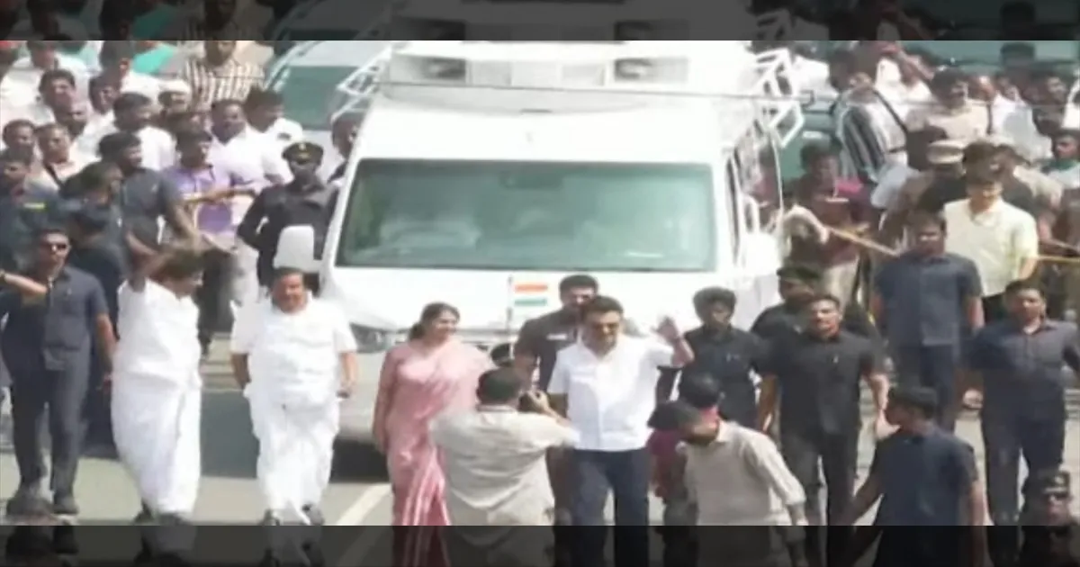 நெல்லையில் முதல்வர்... மேளதாளத்துடன் உற்சாக வரவேற்பு... செல்பி எடுத்து மகிழ்ந்த மக்கள்...!