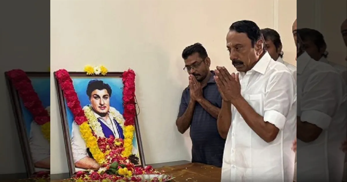 எங்கு சென்றாலும் அவர் விசுவாசிதான்... MGR திருவுருவ படத்திற்கு செங்கோட்டையன் மரியாதை...!