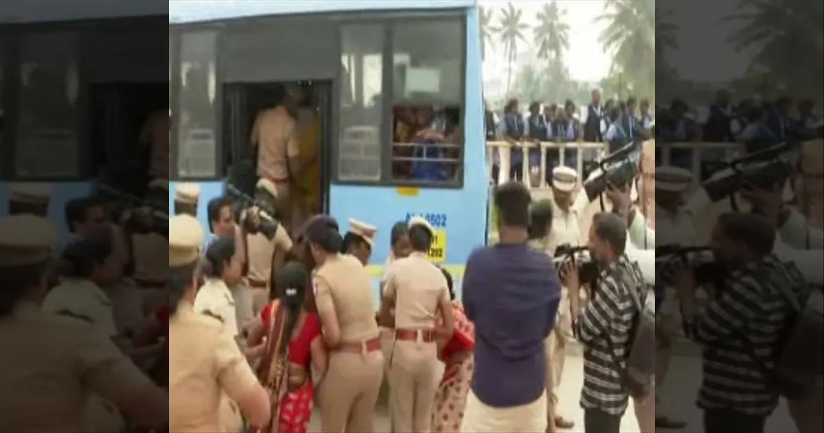 திருட்டு ஓட்டு வாங்குனீங்களே... வாழ்வதா? சாவதா?... கலைஞர் நினைவிடத்தில் தூய்மை பணியாளர்கள் போராட்டம்...!