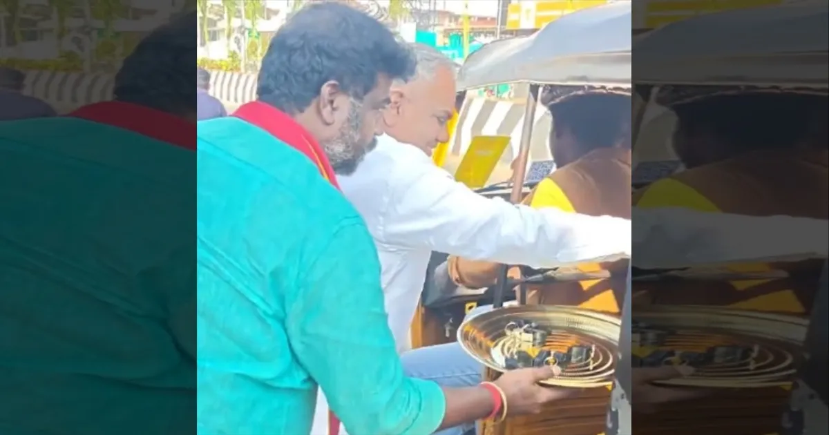 சத்தம் பத்தாது விசில் போடு...!  பொதுமக்களுக்கு இனிப்பு மற்றும் விசில் வழங்கி புஸ்ஸி ஆனந்த் குஷி..!
