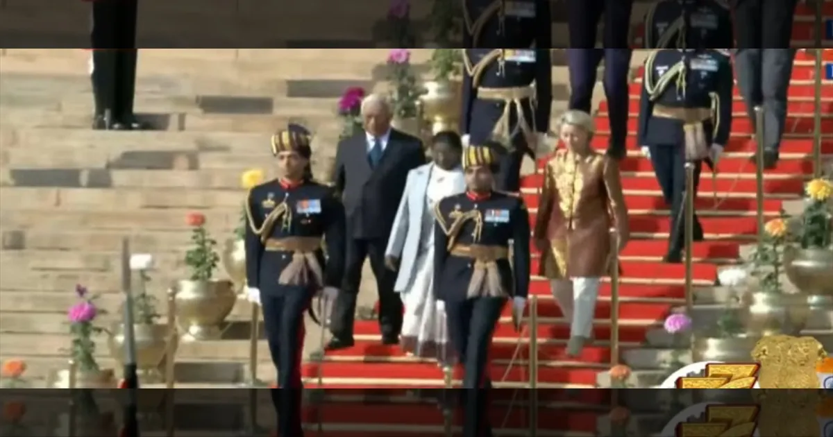 டெல்லியில் குடியரசு தின விழா கோலாகலம்.... சாரட் வண்டியில் சென்று தேசிய கொடியை ஏற்றி வைத்த ஜனாதிபதி..! 