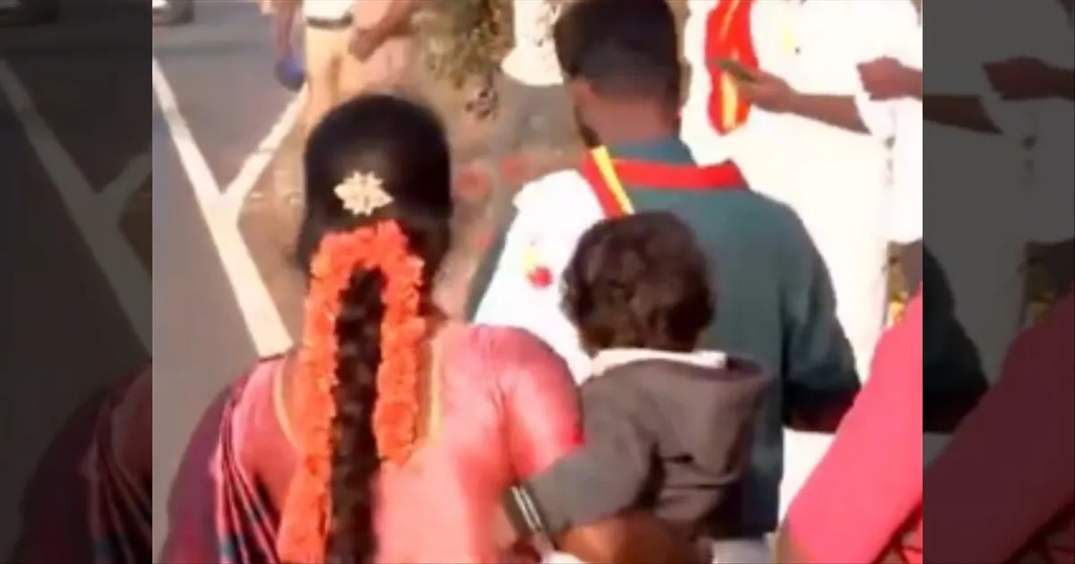 சொன்னா கேளுங்கம்மா..! தஞ்சையில் தவெக நிகழ்ச்சி...!! கைக்குழந்தையுடன் வந்த பெண்ணை திருப்பி அனுப்பிய போலீஸ்..!!