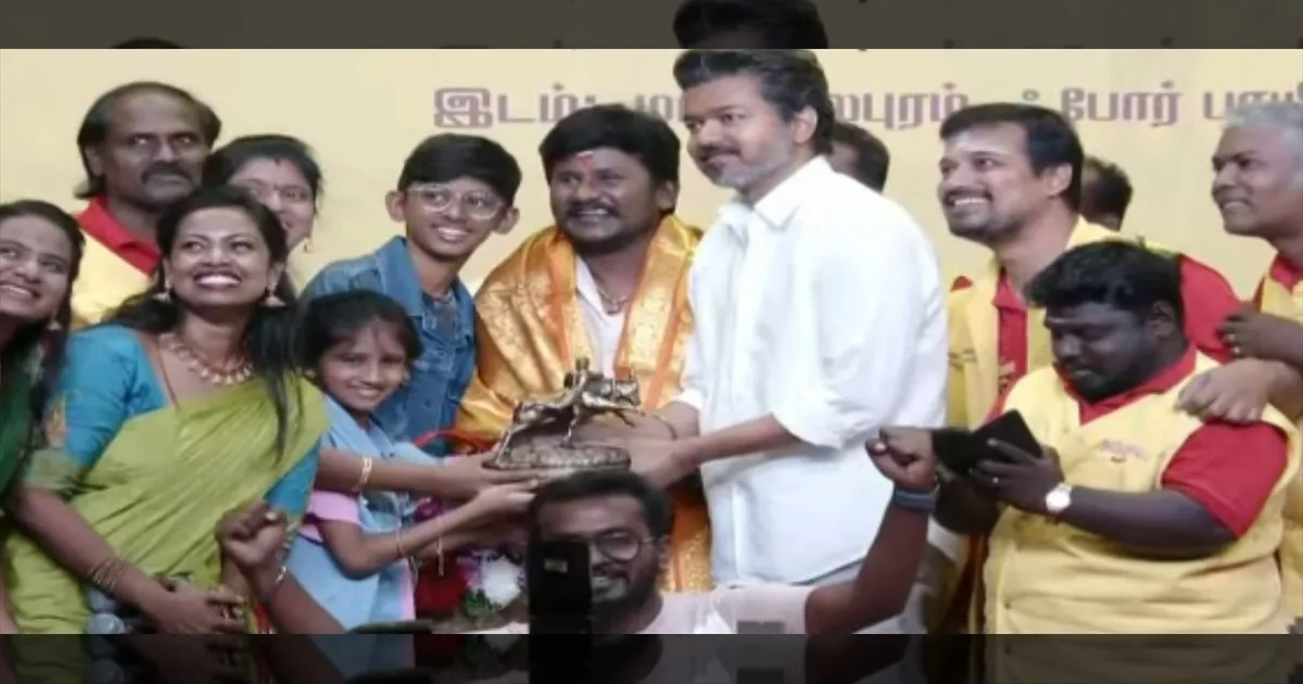 உங்க விஜய்ங்க... நம்ம தளபதி... மாமல்லபுரத்தில் ஆர்ப்பரித்த மகளிர் படை..!!