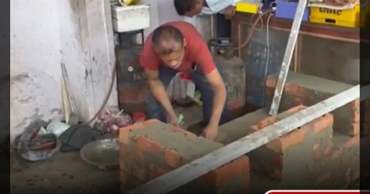 வேற வழி தெரியல ஆத்தா... சிலிண்டர் தட்டுப்பாடு... அவசர அவசரமாக மண் அடுப்பை கட்டும் டீக்கடை காரர்கள்.!!