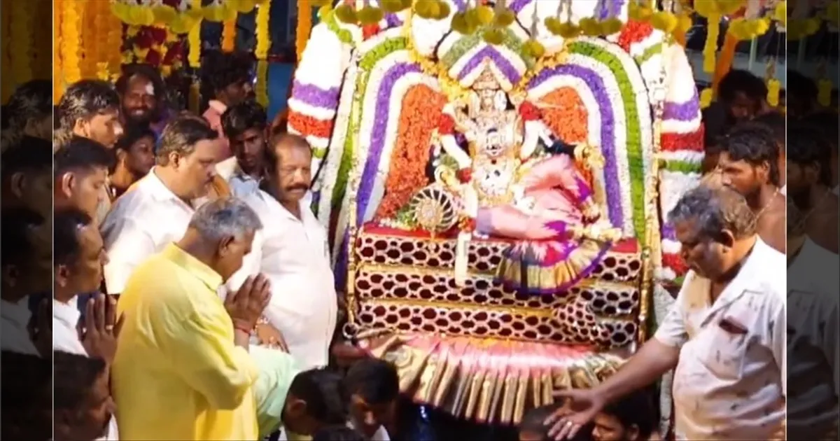 கொட்டும் மழையில் அங்காளம்மன் ஊஞ்சல்..!! வேட்பாளர் பட்டியலை அம்மன் பாதத்தில் வைத்து வணங்கிய புஸ்ஸி ஆனந்த் ..!