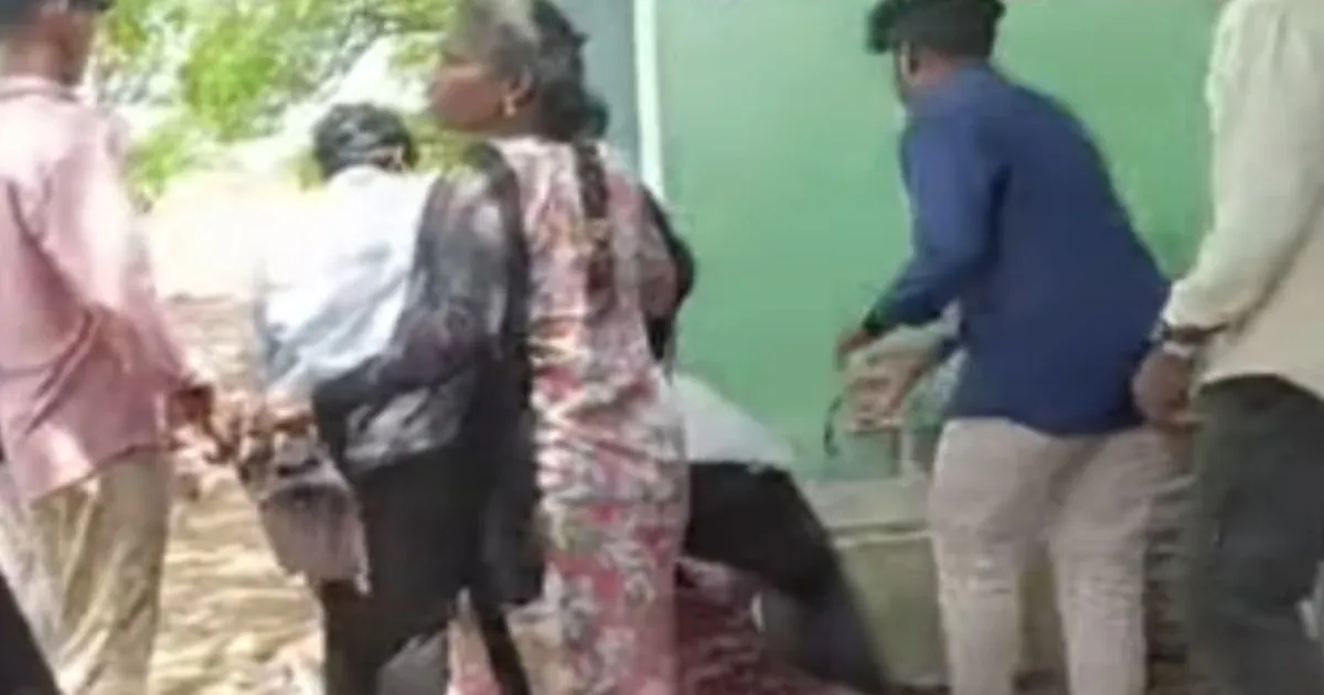 ராகிங் புகார் கொடுத்ததால் ஆத்திரம்..! என் மேலேயே COMPLAINT குடுப்பியா?.. ஓங்கி அடித்ததில் மயங்கி விழுந்த மாணவி..!!