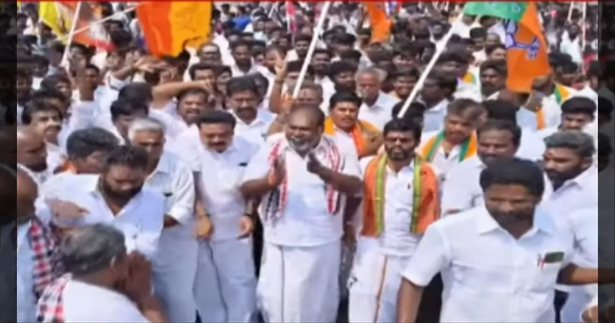 அதிமுக வேட்பாளர் ஆர்.பி உதயகுமார் வேட்பு மனுத்தாக்கல்... சாலையை அடைத்து ஒரு படையே சென்றதால் மக்கள் அவதி..!