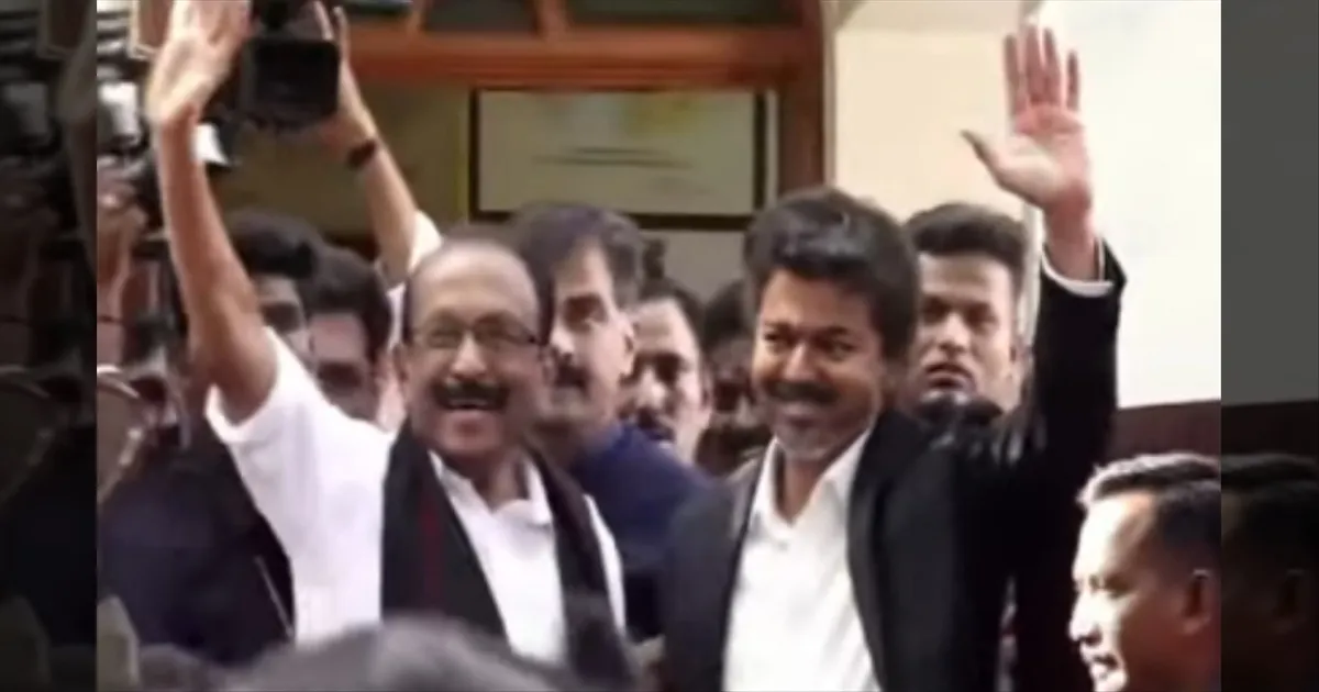 வைகோவிடம் வாழ்த்து பெற்ற முதல்வர் விஜய்..! பட்டுத்துண்டு அணிவித்து வரவேற்ற எம்பி துரை வைகோ..!