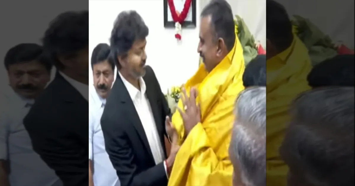 நொடிக்கு நொடி பரபரப்பு... செங்குத்தாக பிளந்த அதிமுக..! TVK ஆதரவு MLA க்களை சந்தித்த முதல்வர் விஜய்..!