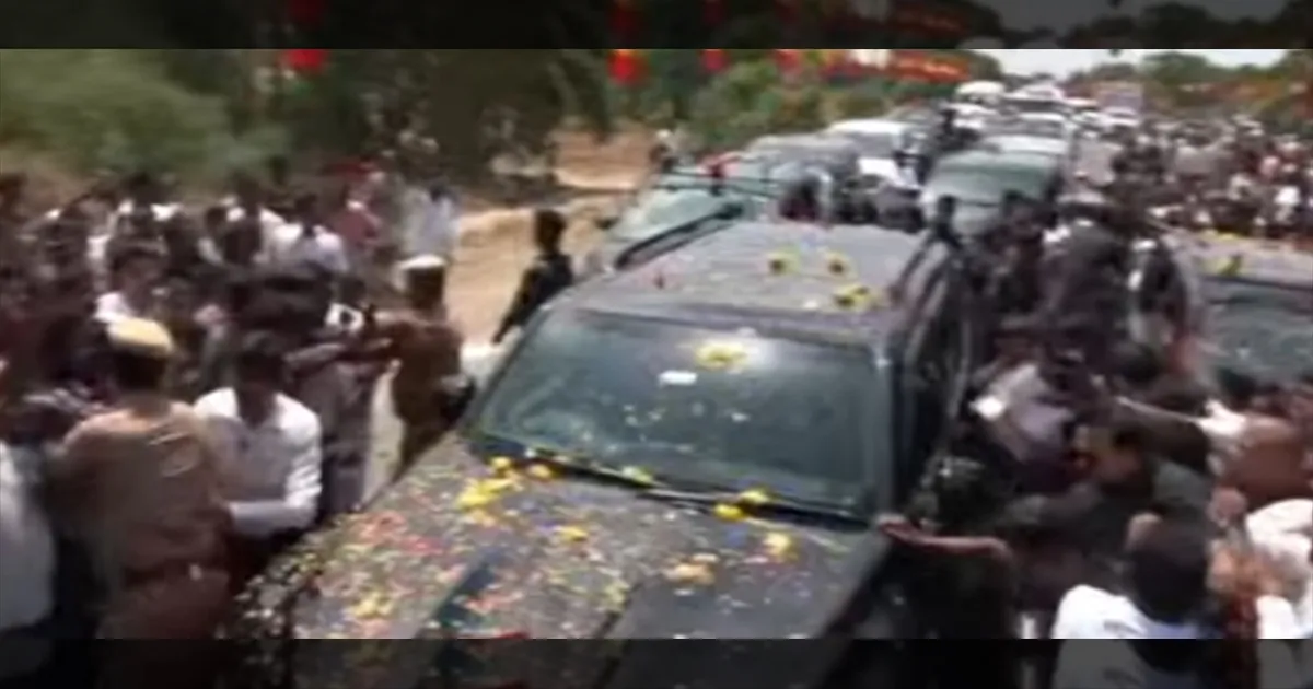 வாங்க CM..! கரூருக்கு சென்ற முதல்வர் விஜய்...! ஆர்ப்பரிக்கும் மக்கள்..! ஸ்தம்பித்த சாலைகள்..!!