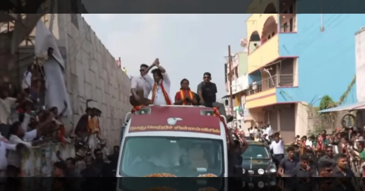 மாமண்டூரில் CM விஜய் என்ட்ரி... பூமழை, விசில் சத்தம்... பரபரக்கும் மதுராந்தகம்..!