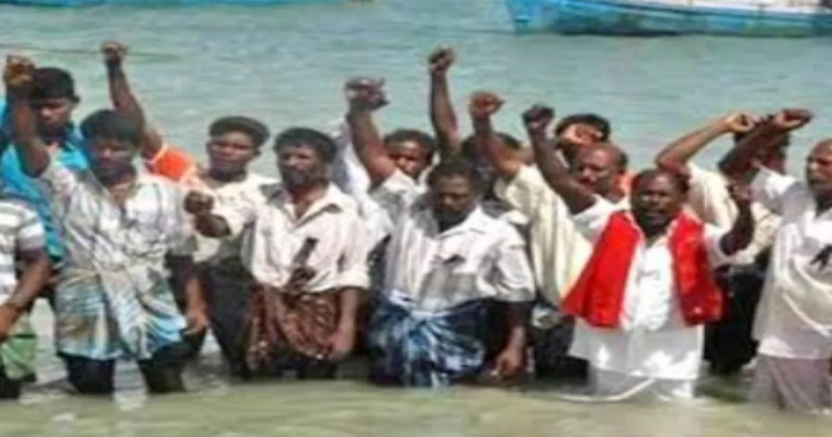 இலங்கையில் சிக்கித் தவிக்கும் தமிழக மீனவர்கள்... ராமேஸ்வரம் மீனவர்கள் வேலைநிறுத்தம் அறிவிப்பு.!