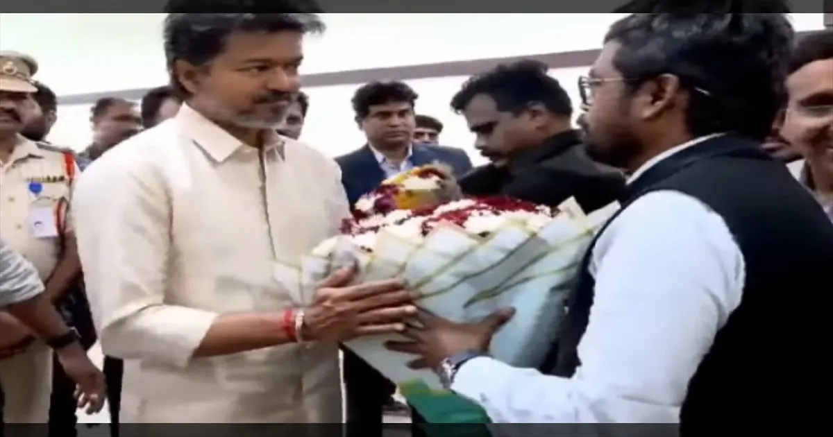ஆந்திராவில் முதல்வர் விஜய்... பூங்கொத்து கொடுத்து வரவேற்ற அதிகாரிகள்..! பெரும் எதிர்பார்ப்பு..!!