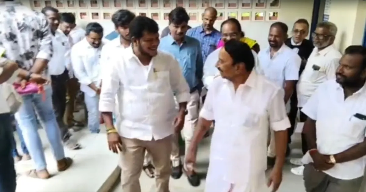 “நீங்க உள்ளே போனீங்கனா அவ்ளோ தான்”... செங்கோட்டையன் முன்பே தவெக எம்.எல்.ஏ.விடம் எகிறிய அமைச்சர் விஜய் பாலாஜி... என்ன ஆச்சு?