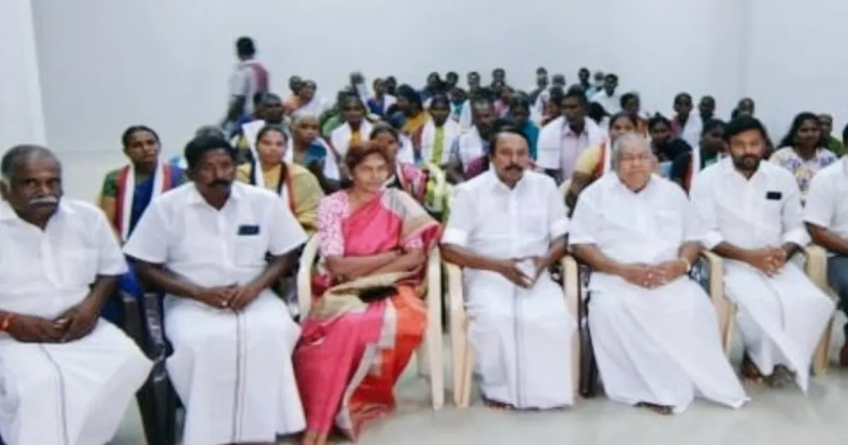 எங்களையும் பதவியை விட்டு தூக்குங்க... எடப்பாடி பழனிசாமிக்கு எதிராக போர்க்கொடி தூக்கிய ஈரோடு அதிமுக டீம்...! 