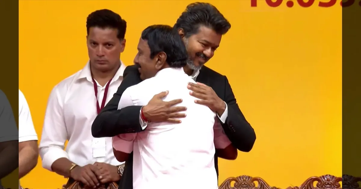 விஜயை பாத்தா எம்.ஜி.ஆர்., ஜெயலலிதாவை பாத்த மாதிரி இருக்கு! செங்கோட்டையன் நெகிழ்ச்சி!! 