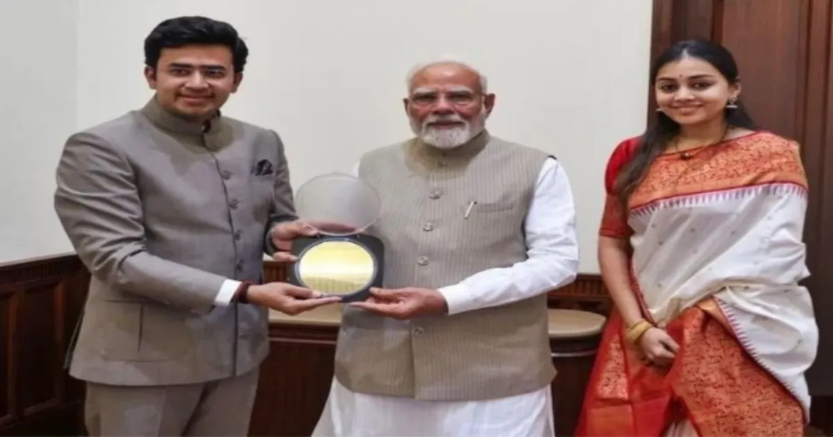 இன்ப அதிர்ச்சியில் பிரதமர்..! தேஜஸ்வி சூர்யாவும் அவரது மனைவியும் மோடிக்கு அளித்த பரிசு என்ன தெரியுமா..?
